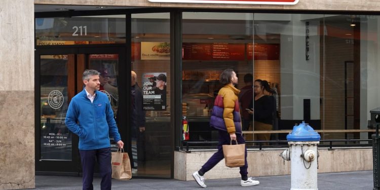 Chipotle își ridică estimările de vânzări în ciuda traficului mai slab