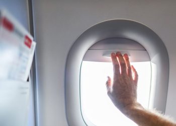 Cine controlează geamul din avion? Regulile nescrise ale etichetei la bord