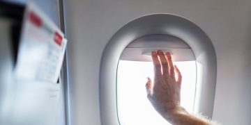 Cine controlează geamul din avion? Regulile nescrise ale etichetei la bord