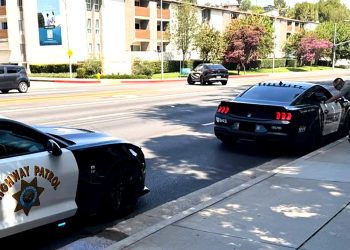 Un Mustang „Barricade" din Transformers, amendat de o mașină de poliție reală