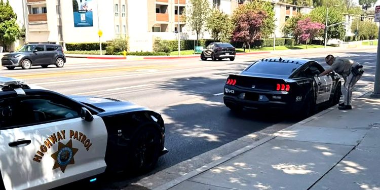 Un Mustang „Barricade" din Transformers, amendat de o mașină de poliție reală