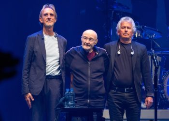 Phil Collins spune că a fost la un pas de moarte din cauza alcoolului