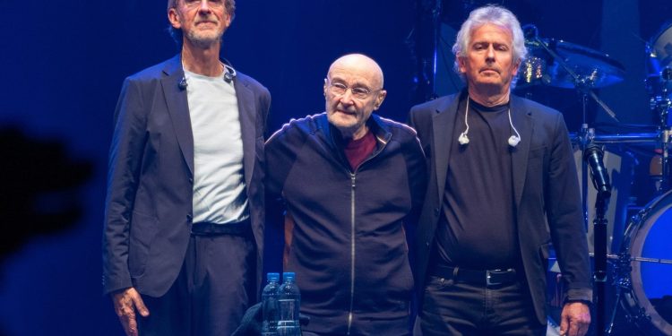 Phil Collins spune că a fost la un pas de moarte din cauza alcoolului