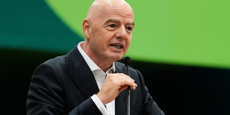 Un director FIFA, înlăturat după critici la adresa lui Infantino