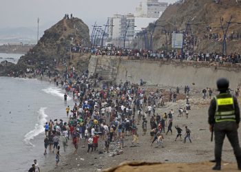 Peste 100 de migranți, arestați la frontiera Ceuta