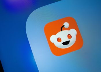 Reddit testează postări transformate în podcasturi și videoclipuri cu voci AI