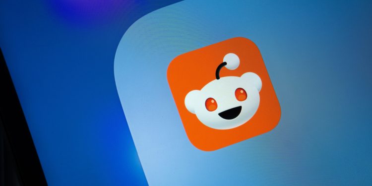 Reddit testează postări transformate în podcasturi și videoclipuri cu voci AI