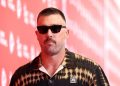 Travis Kelce își arată verigheta și un ceas Cartier de aur