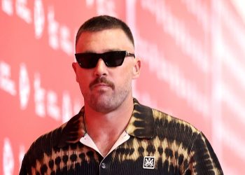 Travis Kelce își arată verigheta și un ceas Cartier de aur