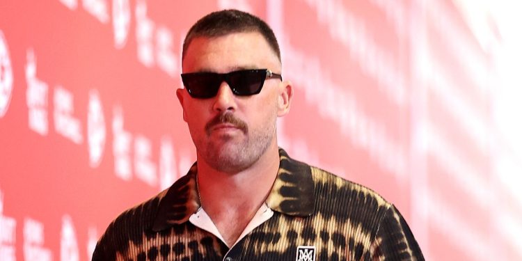 Travis Kelce își arată verigheta și un ceas Cartier de aur