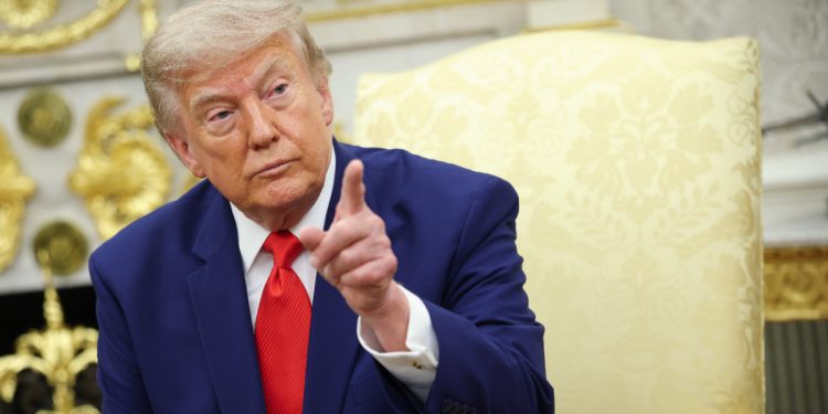 Trump amenință că bombardează Omanul pentru acordul din Ormuz